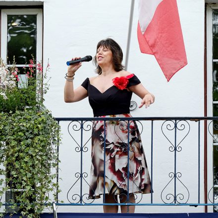 Opera at the market. It’s all me, me, me